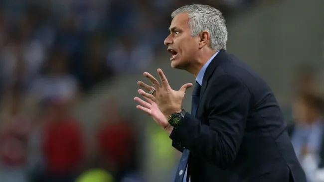 Mourinho durante un partido al frente del Chelsea