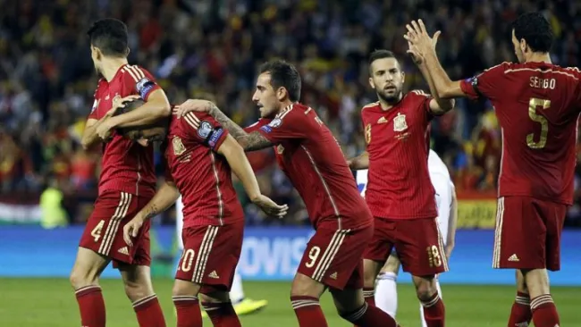 Jugadores de España festejan el gol de Santi Cazorla
