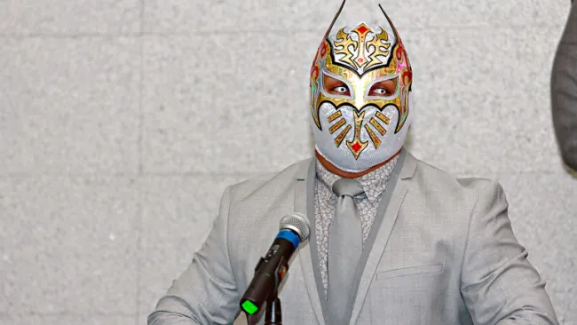 Myzteziz durante una conferencia con Triple A