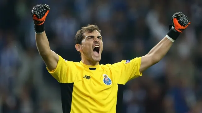 Iker Casillas celebra un gol con el Porto