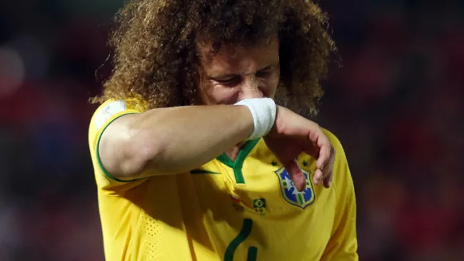 David Luiz se lamenta en partido con Brasil