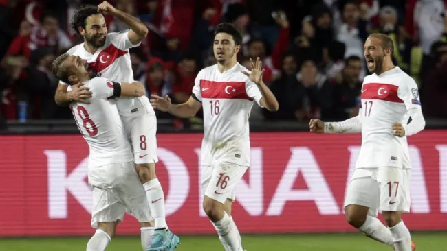 Jugadores de Turquía festejan un gol contra República Checa