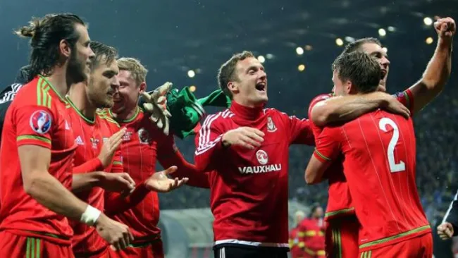 Seleccionados de Gales festeja el pase a la Eurocopa 2016