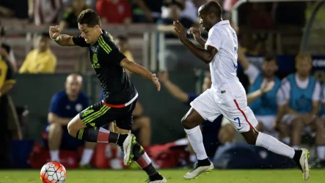 DaMarcus Beasley persigue a Chicharito en juego por el pase a Confederaciones