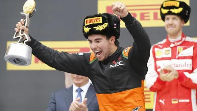 Checo Pérez levanta su premio el Rusia