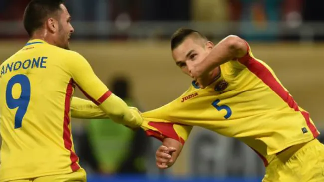 Juagdores de Rumania festejan un gol contra Islas Faroe