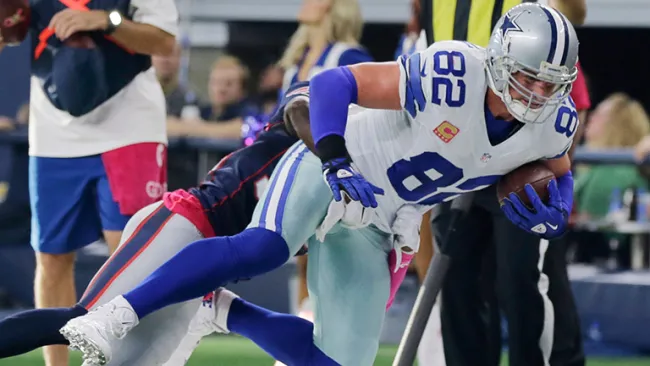 Jason Witten es tacleado durante el juego contra Patriotas 
