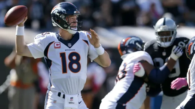 Peyton Manning a punto de lanzar un pase