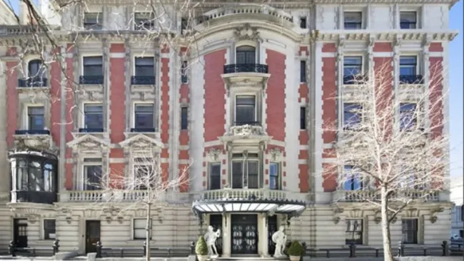 La lujosa casa tiene un estilo neoclásico