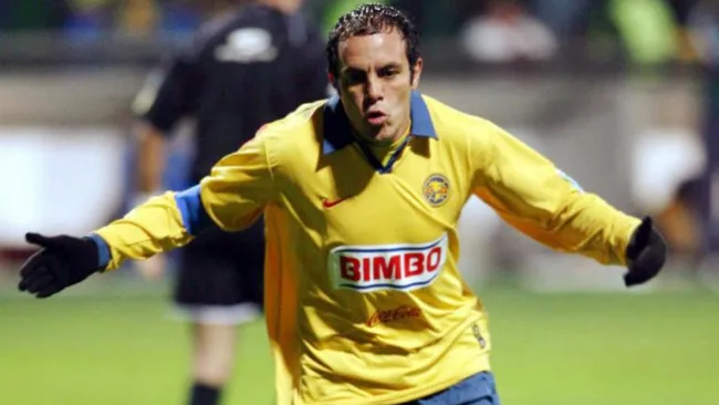 Cuauhtémoc Blanco festeja un gol con el América