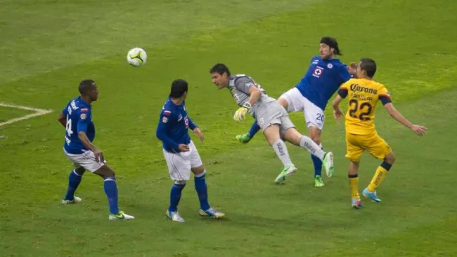 Moisés Muñoz remata en la Final contra Cruz Azul