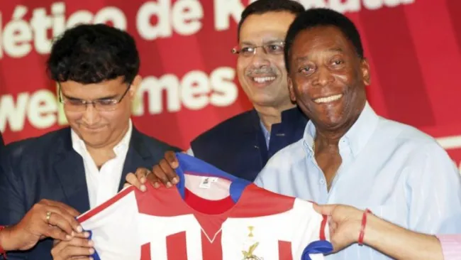 Pelé posa con la playera del Atlético de Calcuta