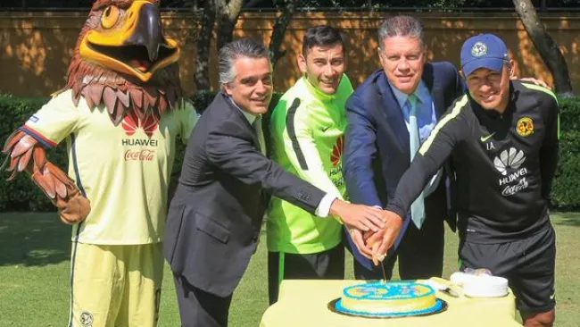 Integrantes de América posan en la partida del pastel