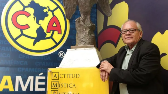 Margarito posa enfrente de una estatua del club 