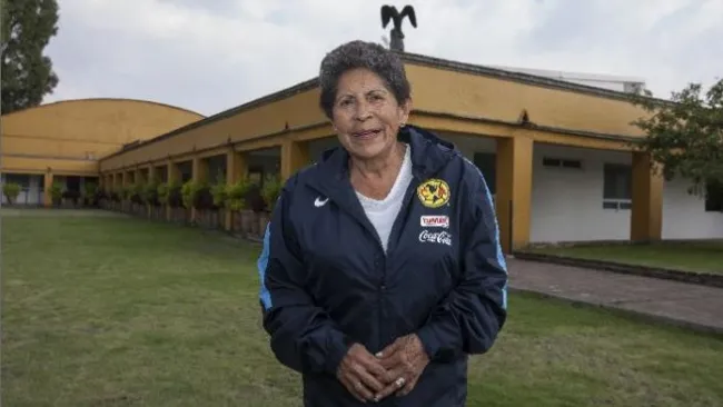 Carmelita posa dentro de las instalaciones del América