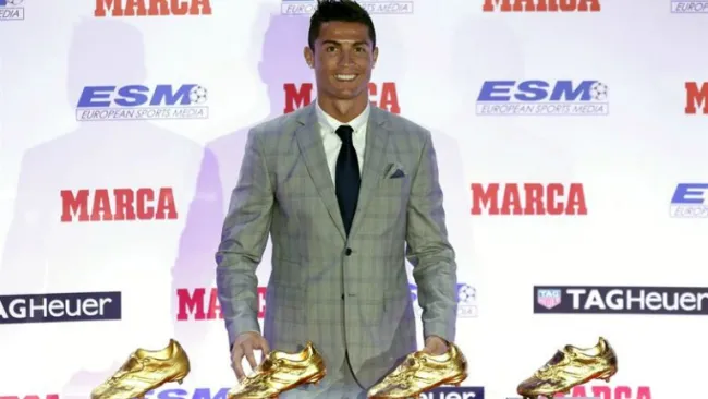 Cristiano Ronaldo posa para las cámaras con sus premios