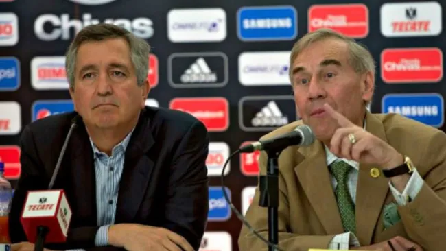 Vergara junto a uno de sus abogados, en conferencia de prensa