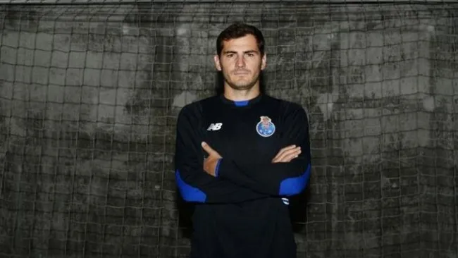 Casillas posa con su jersey del Porto