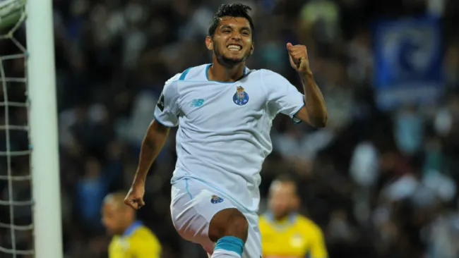 Corona festeja un gol con el Porto 