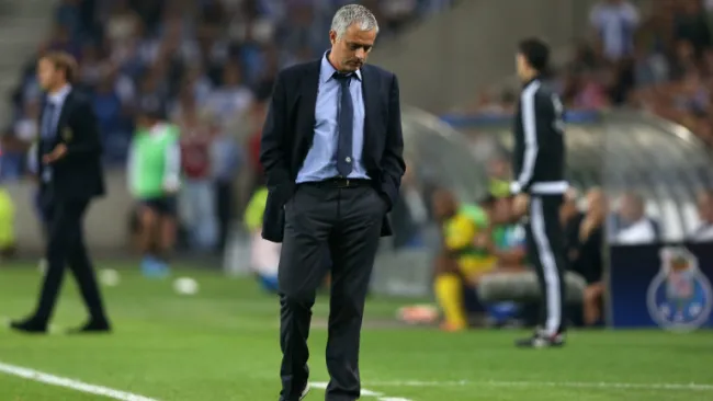 Mourinho mira el césped durante un juego del Chelsea 