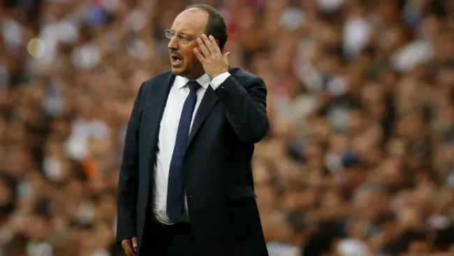 Benitez observa un juego del Real Madrid 