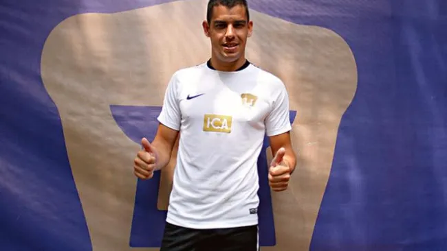 Alcoba posa con los colores universitarios