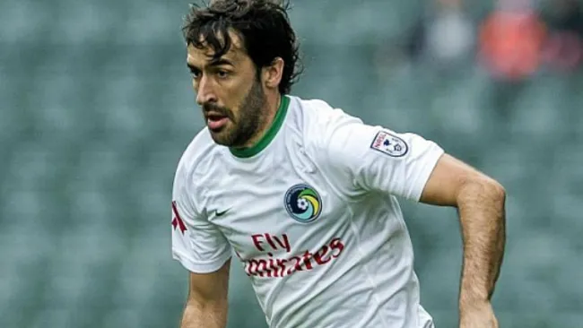 Raúl González en partido con el Cosmos de Nueva York