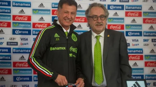 Osorio posa junto a Decio de María