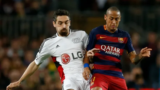 Neymar pelea un balón con Roberto Hilbert