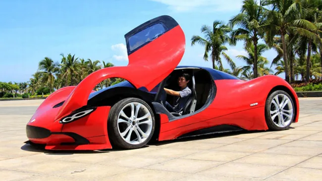 Chen Yinxi presume su auto