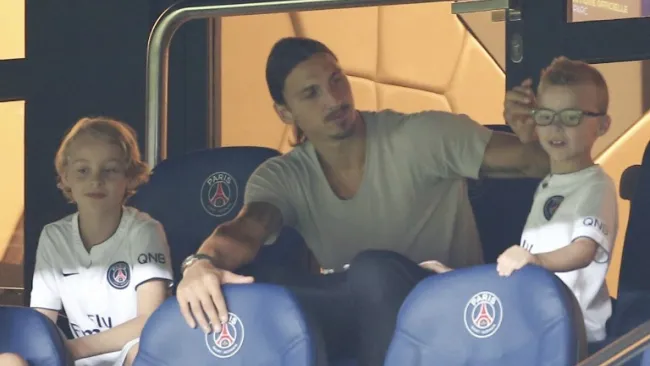 Zlatan y sus hijos en un partido de futbol