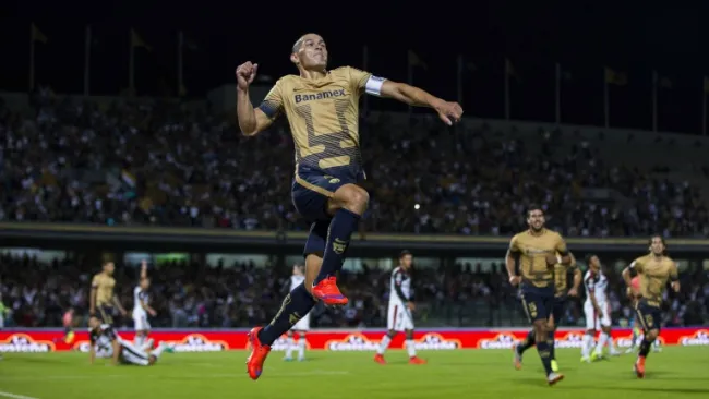 Darío Verón salta tras anotar un gol