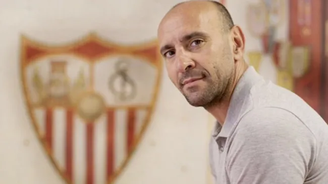 Monchi posa con el escudo del Sevilla