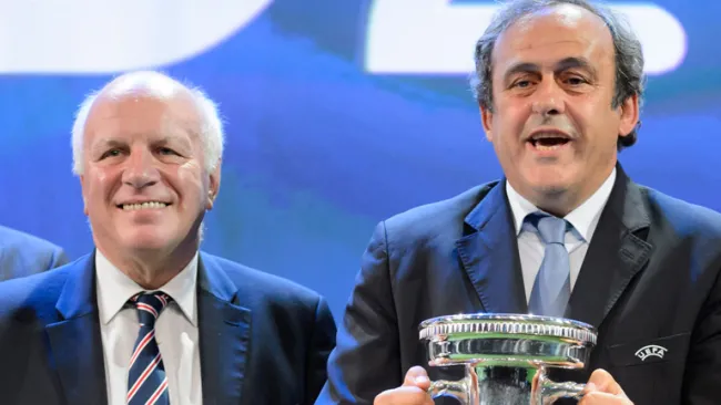Platini junto a Greg Dyke, presidente de la FA