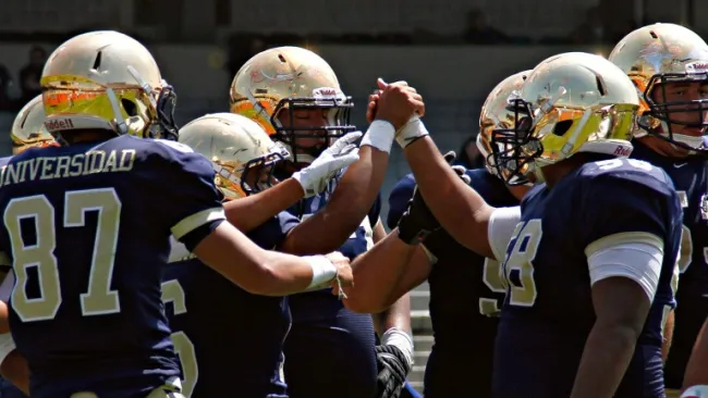 Los jugadores de Pumas CU en una reunión dentro del campo