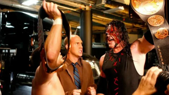 Kane levanta su cinturón tras ganar un campeonato