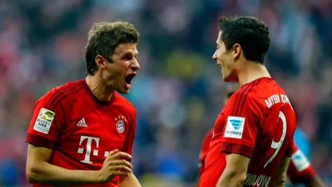 Robert Lewandowski celebrando junto a Thomas Müller