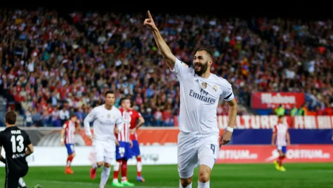 Karim Benzema celebra el gol que anotó en el derbi madrileño