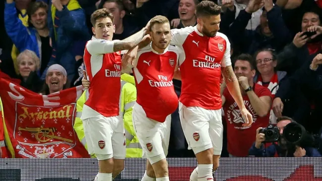 Ramsey es felicitado tras anotar al Watford