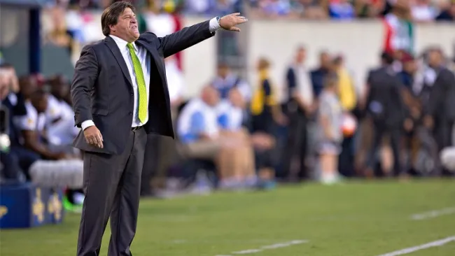 Miguel Herrera dirigiendo un partido de la Selección Nacional