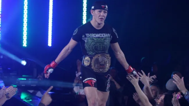 Cris Cyborg en un combate de IFC