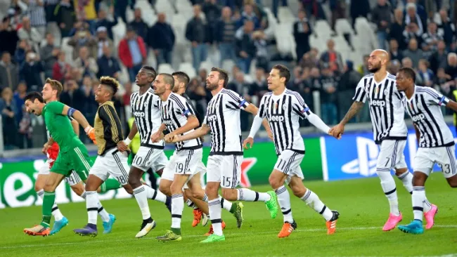 Jugadores de Juventus festejan el triunfo en Champions