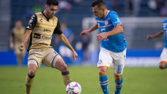 Chaco pelea el balón contra Néstor Vidrio