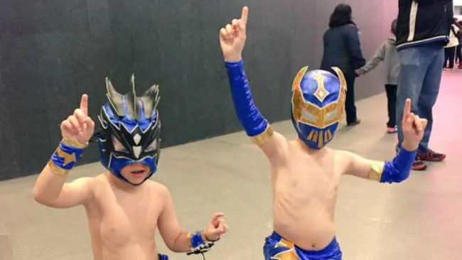 Niños se disfrazan de Sin Cara y Kalisto