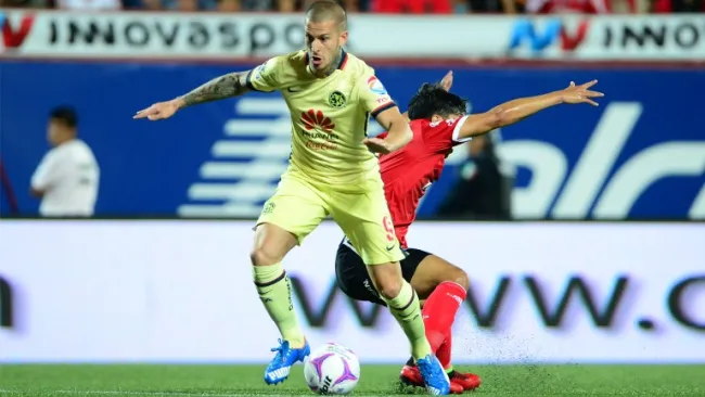 Darío Benedetto en el partido contra Tijuana de la Jornada 13