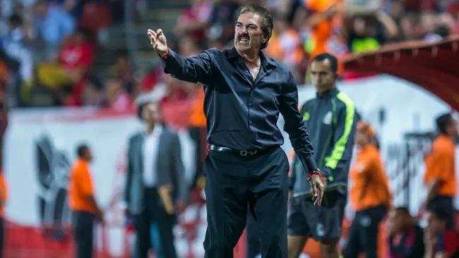 Ricardo La Volpe en un partido de Chiapas