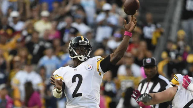Michael Vick lanza un pase