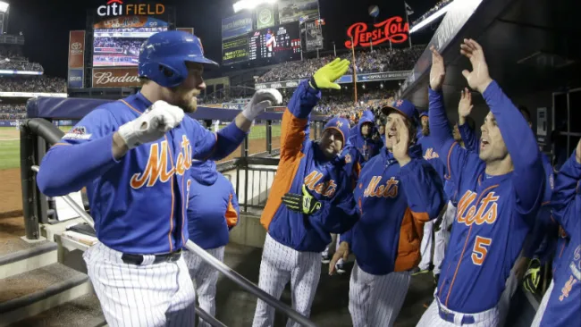 Daniel Murphy festeja con su equipo en el dugout