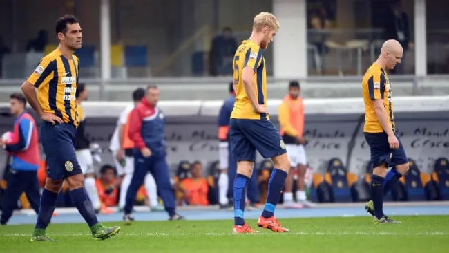 Márquez camina con sus compañeros del Hellas Verona