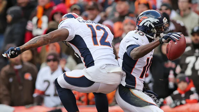 Emmanuel Sanders y Andre Caldwell celebran una anotación 